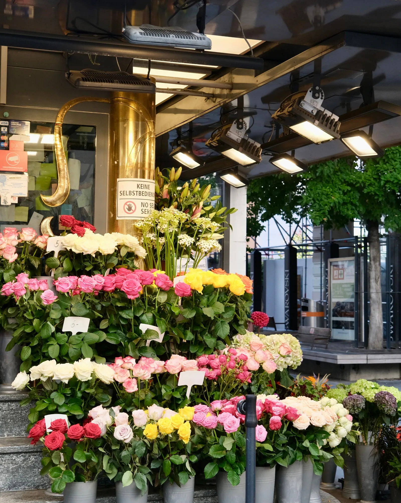 Heller Blumenstand mit farbigen Blumen an einem städtischen Markt